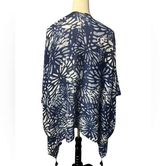 DEMDACO Wrap Shawl  BLUE AND WHITE Floral design Tasseled. - Picture 2 of 4